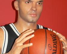 詹姆斯在巴黎圣日耳曼比赛中大比分获胜，晋级下一阶段引发热议！观众掌声雷动